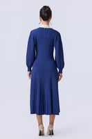 فستان أزرق بياقة بيج وأزرار أمامية