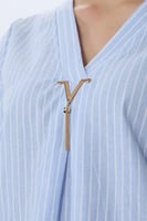 بلوزة مخططة بياقة V وإكسسوار ذهبي