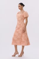 فستان روز خوخي بتطريز بارز