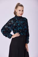 بلوزة مخمل أزرق