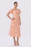 فستان روز خوخي بتطريز بارز