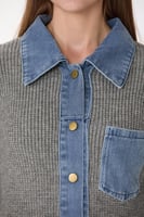 جاكيت من الصوف والجينز