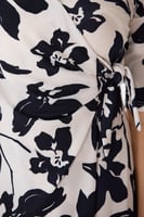 فستان قطن اوف وايت بنقشة الورد الأسود