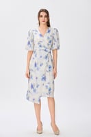 فستان كريب ناعم اوف وايت بنقشة الورد الأزرق