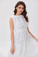 فستان دانتيل ابيض بياقة كشكش
