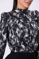 بلوزة ستان ناعم سوداء منقوشة