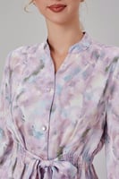 بلوزة ساتان بنقشة مميّزة