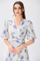 فستان كريب ناعم اوف وايت بنقشة الورد الأزرق