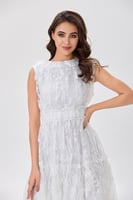 فستان دانتيل ابيض بياقة كشكش