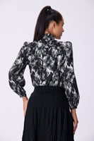 بلوزة ستان ناعم سوداء منقوشة