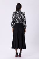 بلوزة ستان ناعم سوداء منقوشة