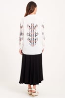 بلوزة حرير بنقشة هندسية