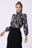 بلوزة ستان ناعم سوداء منقوشة