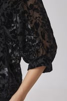 بلوزة مطبوعة مخمل اسود