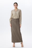 بلوزة بياقة مفتوحة بلون بيج