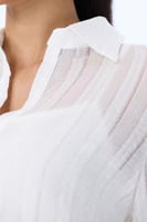 بلوزة بيضاء مخططة بأكمام منفوخة