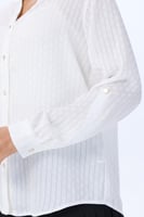 بلوزة بيضاء مخططة بقصة انسيابية