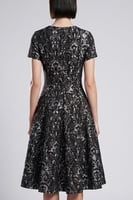 فستان ميدي جاكار أسود بقصة أنيقة