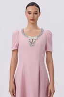 فستان وردي بياقة كرستال