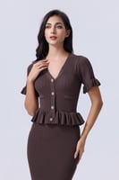 فستان بني محبوك بياقة V وكشكش أنثوي