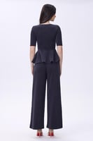 بلوزة رمادية بتصميم ببتلم مزينة بوردة