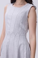 فستان رمادي بدون أكمام بقصة ميدي أنيقة