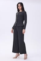 طقم رمادي أنيق بقصة كلاسيكية