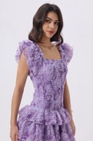 فستان بنفسجي قصير بطبقات وورود