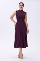 فستان عنابي مطرّز بتفاصيل براقة