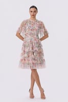 فستان بطبقات التول ونقشة الزهور