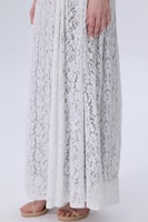 فستان دانتيل أبيض طويل بأكمام طويلة