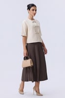 بلوزة أوف وايت بأزرار معدنية أنيقة