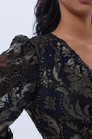 فستان تول بتطريز ذهبي