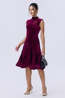 فستان مخملي قصير بزهرة على الصدر