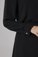 بلوزة شيفون أسود مع اكسسوار