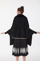 شال أسود مع فرو