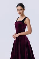 فستان سهره مخملي بربطات جانبية عنابي