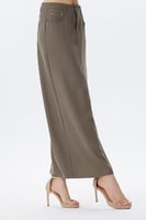 تنورة بقصة مستقيمة وجيوب جانبية بلون زيتي