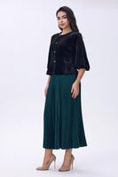 بلوزة مخملية سوداء بأزرار فاخرة