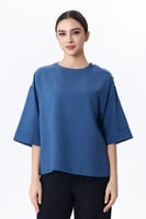 بلوزة زرقاء بأزرار ذهبية على الكتف