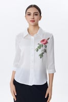 بلوزة أبيض بطبعة ورد