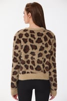 جاكيت فرو بنقشة الفهد