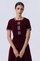 فستان مخملي عنابي بتفاصيل فخمة