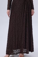 فستان دانتيل بني طويل بأكمام طويلة
