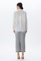 بلوزة بيضاء مقلمة بخطوط رفيعة