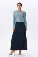 بلوزة بياقة مفتوحة بلون أزرق سماوي