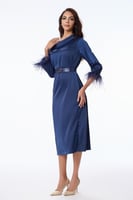 فستان ستان بكتف روماني