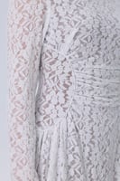 فستان دانتيل أبيض طويل بأكمام طويلة