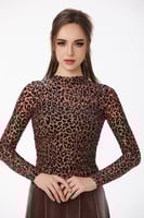 بلوزة تول بنقشة الفهد