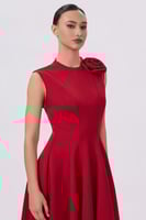 فستان أحمر ميدي بورده على الكتف